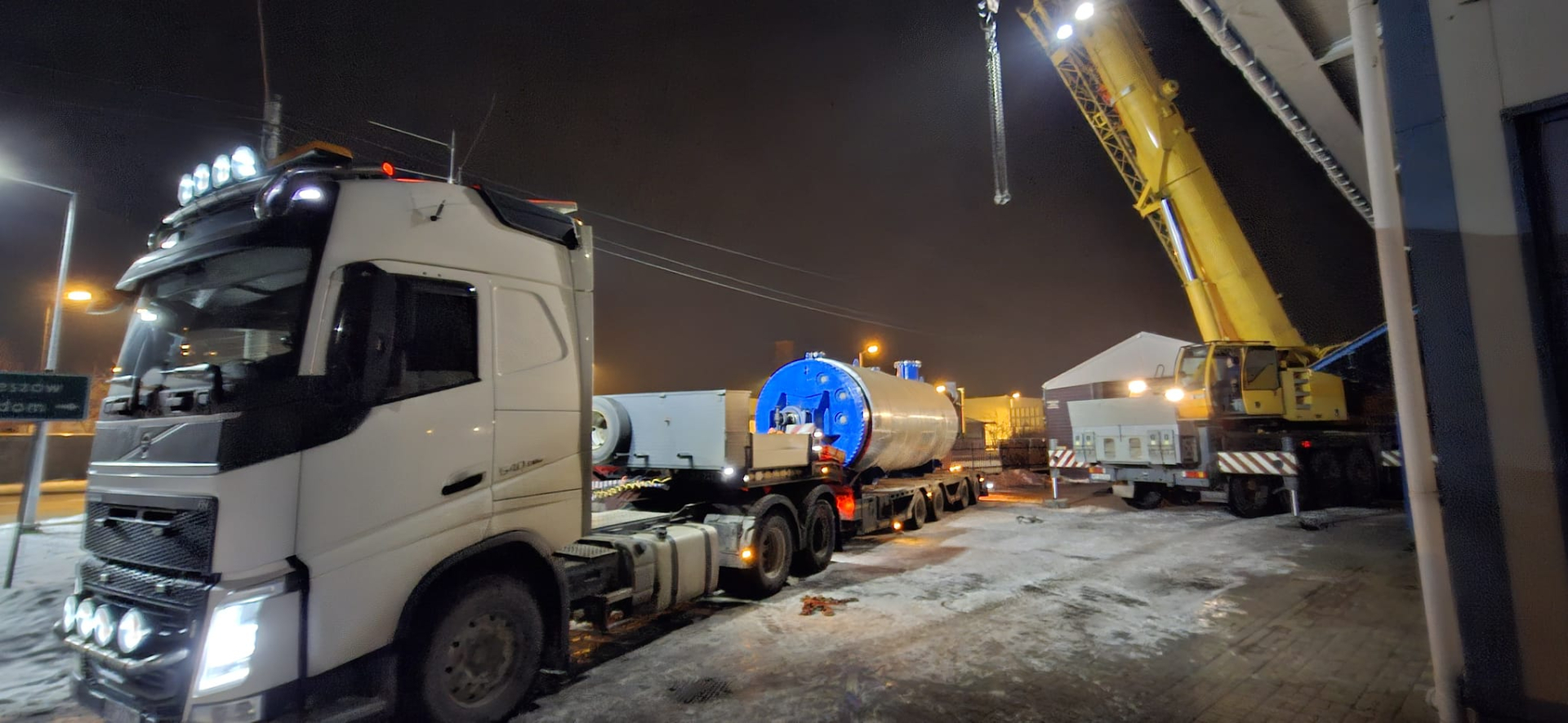 Cuiseur industriel discontinu pour le traitement des déchets animaux dans une usine d'équarrissage.